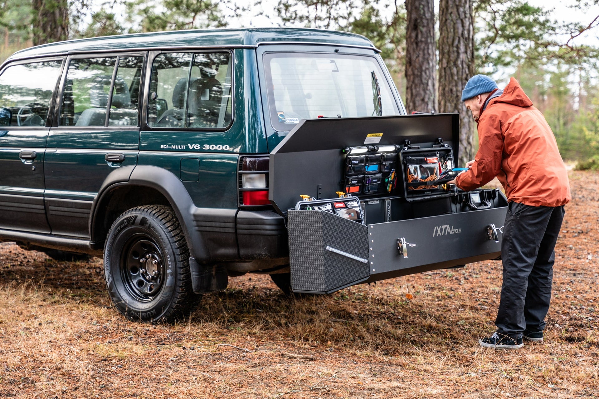 Roof box vs towbar box – Which solution is right for you?