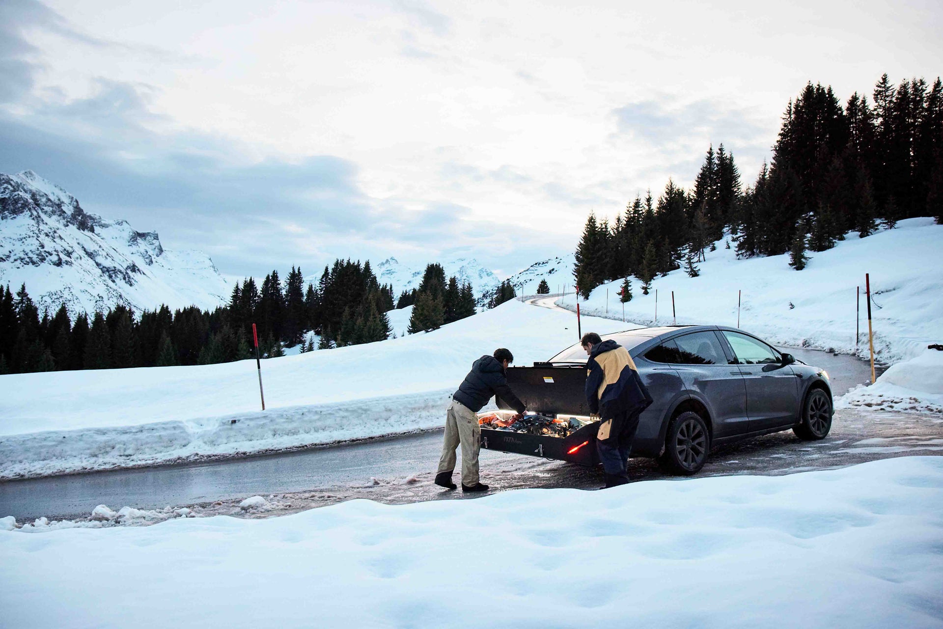 Forbered den perfekte vinterferie med IXTAbox – din sikre og praktiske bakboks på skirejsen