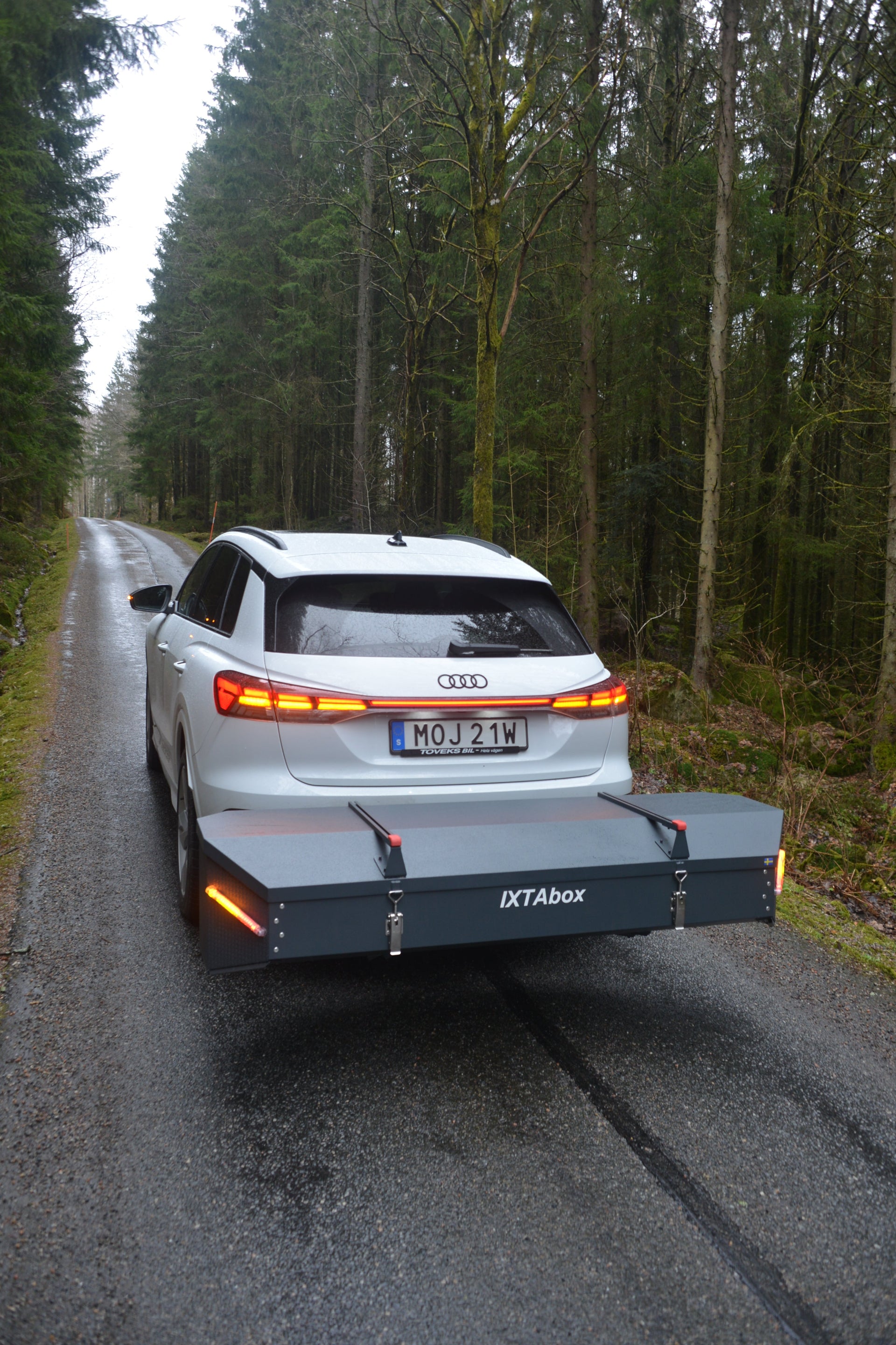 Bakbox Dragkrok vs Takbox och Andra lastlösningar – Varför IXTAbox är det Bästa Valet