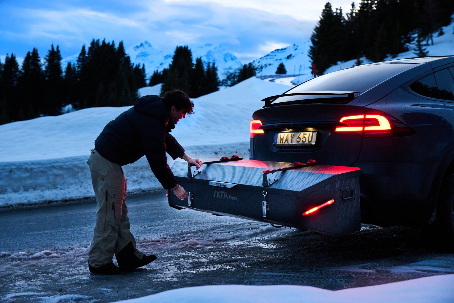 Thule vs Hapro: Hur IXTAbox Överträffar Traditionella Lastboxar för Din Bilresa