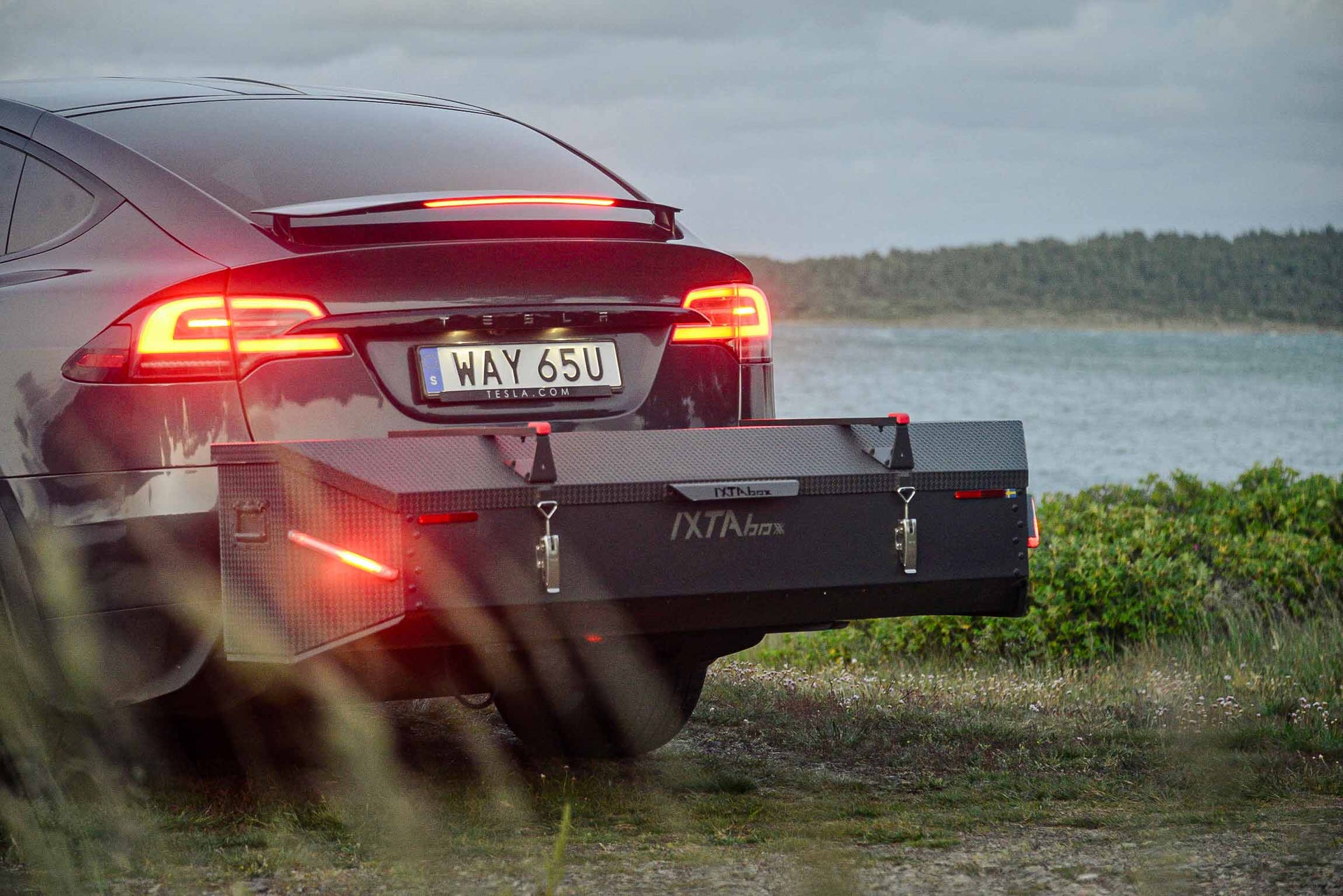 Oppdag Bakboks Tilhengerfeste for Tesla Model Y – Perfekt For Familieeventyret