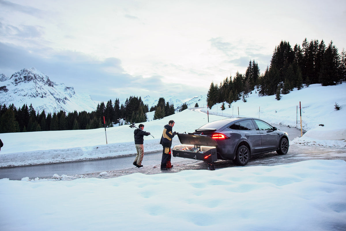 Voiture avec un IXTAbox sur l'attelage dans un paysage de montagne enneigé