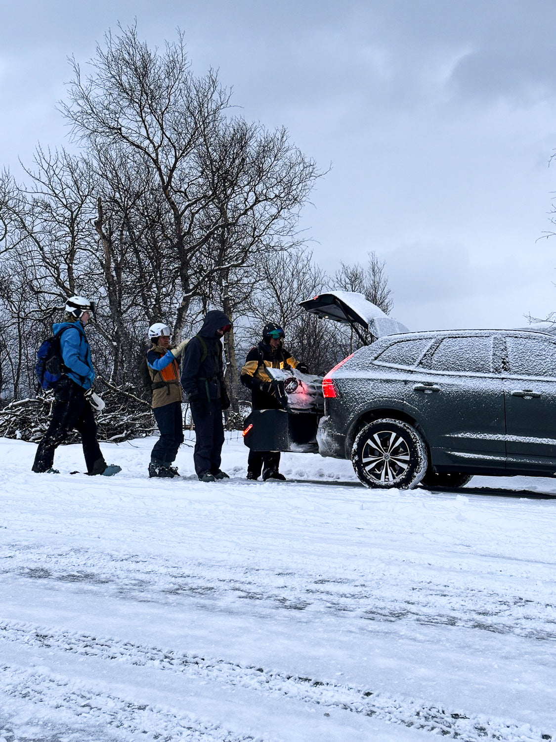 Auto mit IXTAbox Heckbox an der Anhängerkupplung in Winterlandschaft mit Skifahrern
